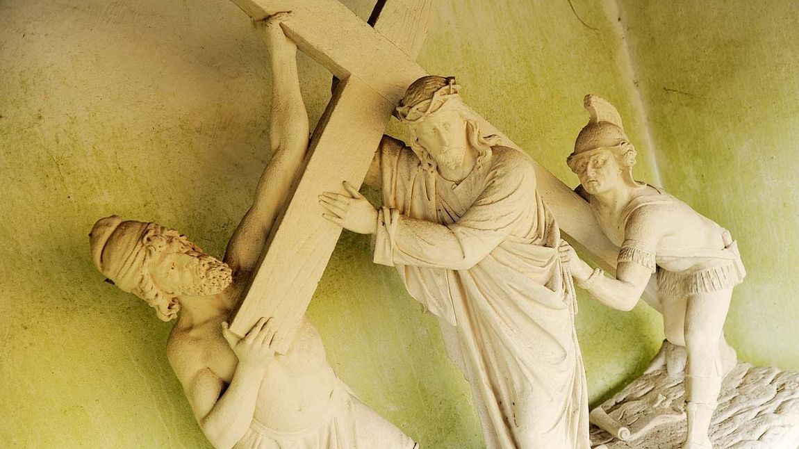 Kreuzweg in Telgte: Jesus nimmt das Kreuz auf sich.