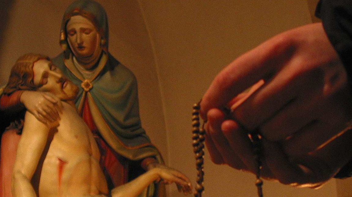 Rosenkranzgebet vor Maria mit ihrem leidenenden Sohn im Arm
